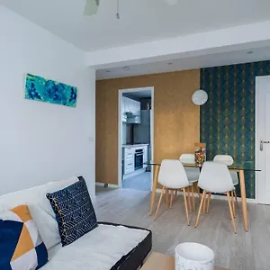Lumineux, Et Chaleureux Appartement